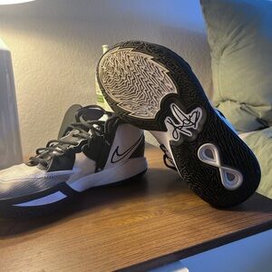 Kyrie, Irving basketball shoes, black and white men’s size 9.5